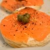 Crostini(prepečeni baquette) s dimljenim lososom