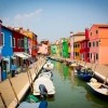 Burano je otok najpoznatiji po svojim šarenim kućama i izradi čipke