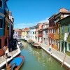 Burano je otok najpoznatiji po svojim šarenim kućama i izradi čipke