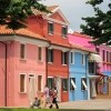 Burano je otok najpoznatiji po svojim šarenim kućama i izradi čipke