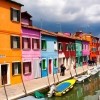 Burano je otok najpoznatiji po svojim šarenim kućama i izradi čipke