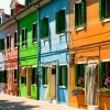 Burano je otok najpoznatiji po svojim šarenim kućama i izradi čipke