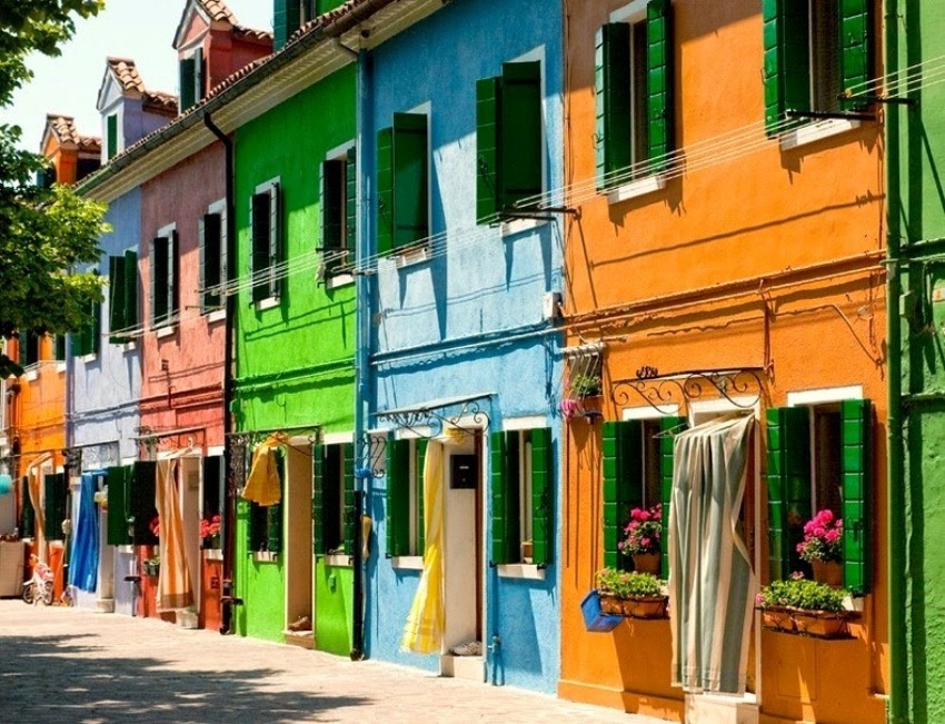 Burano je od Venecije udaljen samo 40-tak minuta brodom