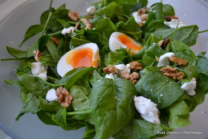 Salata s mladim špinatom, fetom, jabukom  i jajima