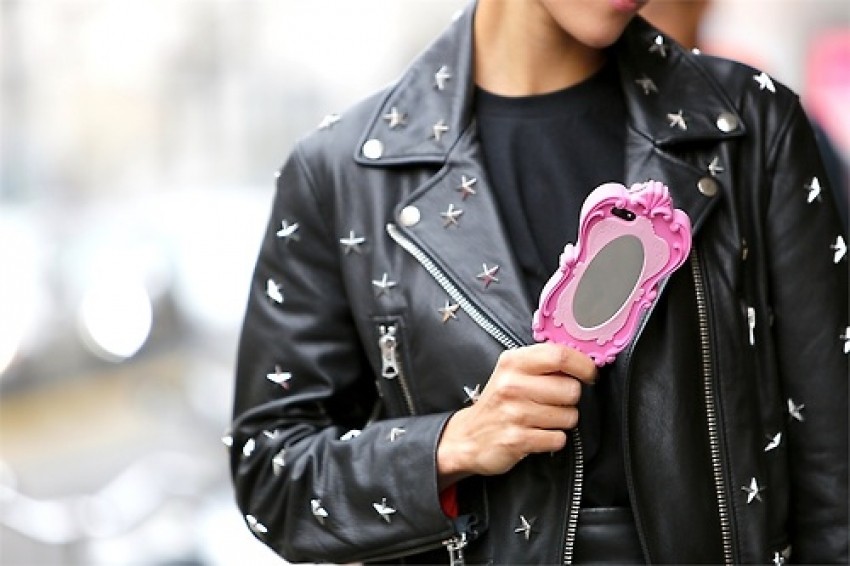 Ludi smo za Moschino "selfie" maskom za mobitel