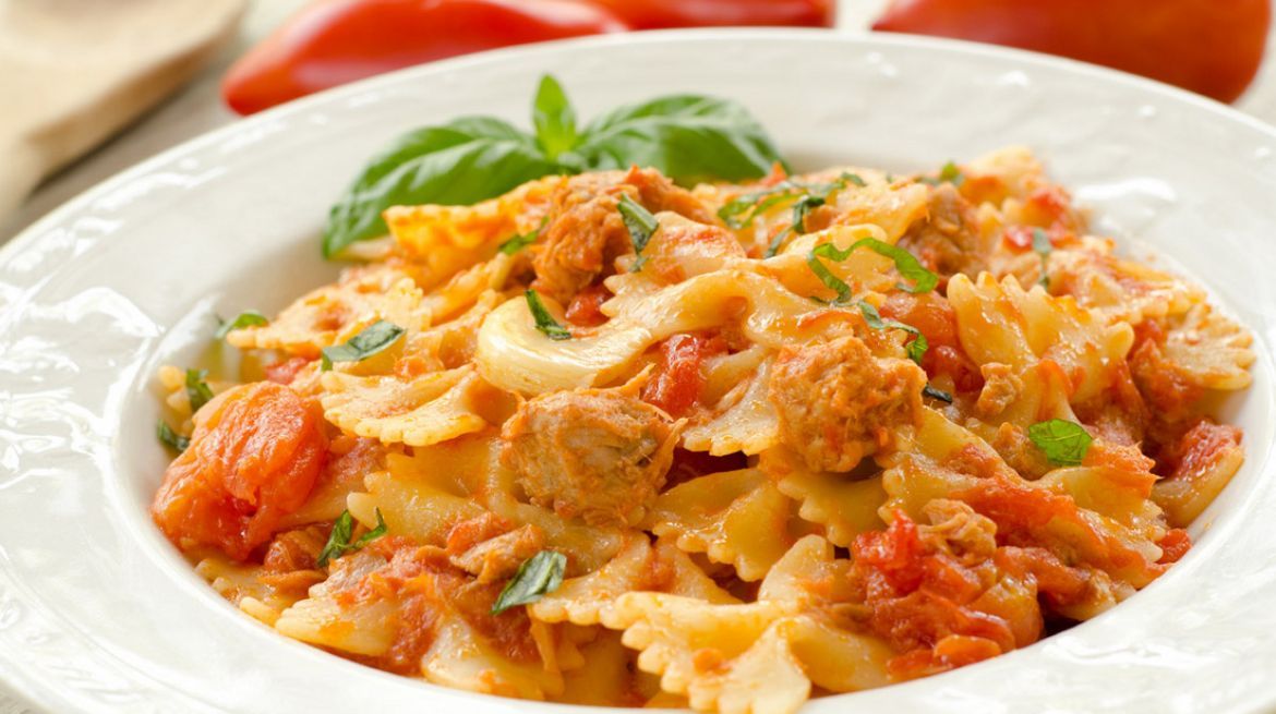 Farfalle s tunom i cherry rajčicama