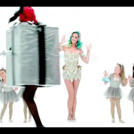 Katy Perry u novoj H&amp;M-ovoj blagdanskoj reklami