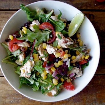 Pilećoj salati dodajte super zdravi dressing od posnog sira i uživajte u laganoj proteinskoj večeri