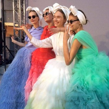 Couture Valli predstavio ultimativni ljetni dodatak: Bijelu maramu