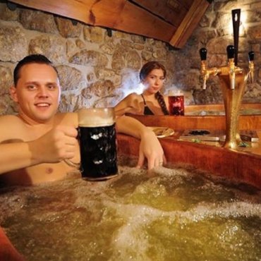 U Pragu možete uživati u pivskim kupkama uz neograničenu pivu
