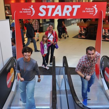 Mirna i Hrvoje odmjerili su snage na pokretnim stepenicama!