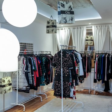 U ugodnom ambijentu luksuznog stana u Bogovićevoj 1 na drugom katu, otvoren je  pop up store Chic, modni brend koji je već dobro poznat stylish Zagrepčankama. Nakon godina uspješnog poslovanja u Beogradu i Beču, vlasnica brenda Biljana Marković Milja