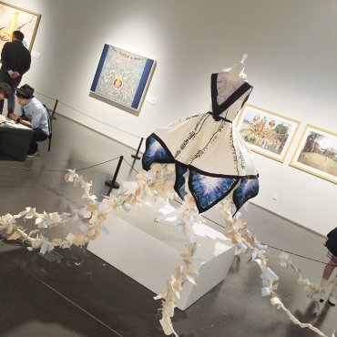 Umjetnička instalacija „Mandala of Desires (Blue Lotus Wish Tree)“  hit je izložbe „Forms of Devotion“ postavljene u najvećem kineskom Umjetničkom muzeju u Šangaju.