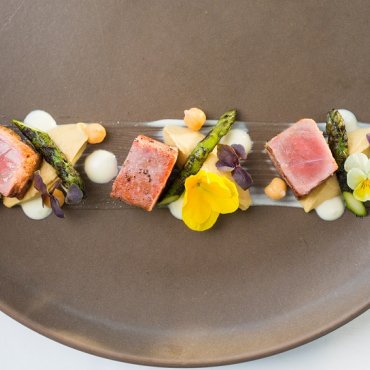 Tataki - seared tuna, slanutak, jogurt, šparoge