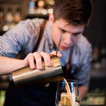 Vjenceslav Madić Kishonij, Aperitivo bar
