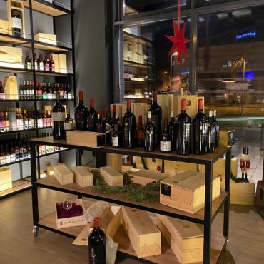 Otvorena vinoteka modernog koncepta Wine&amp;Friends