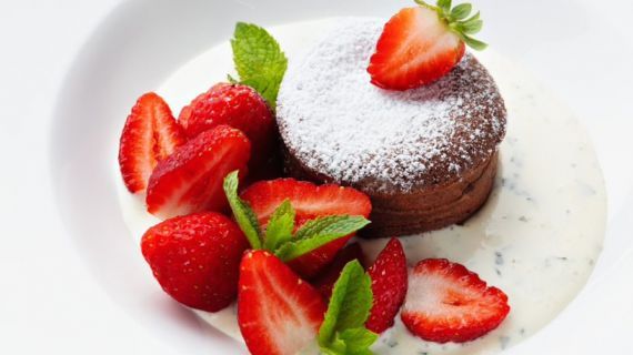 Čokoladni kolač s jagodama