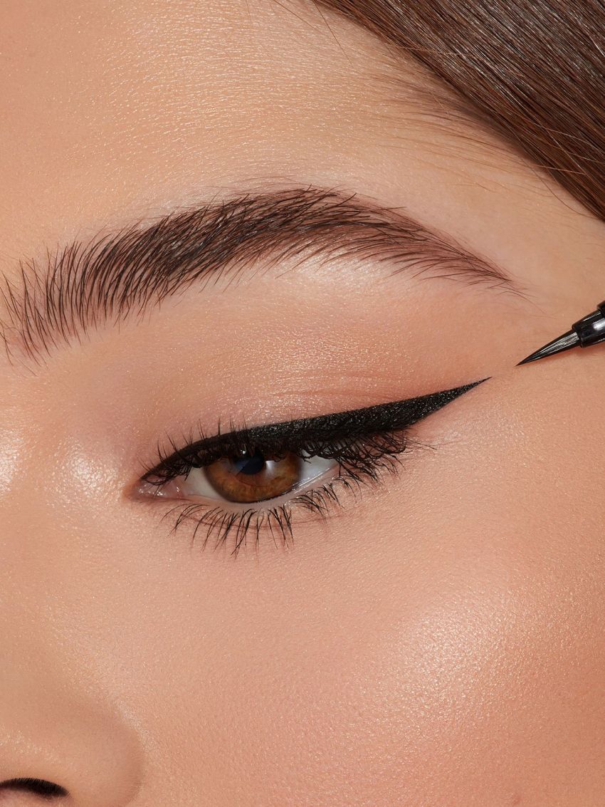 Eyeliner wing